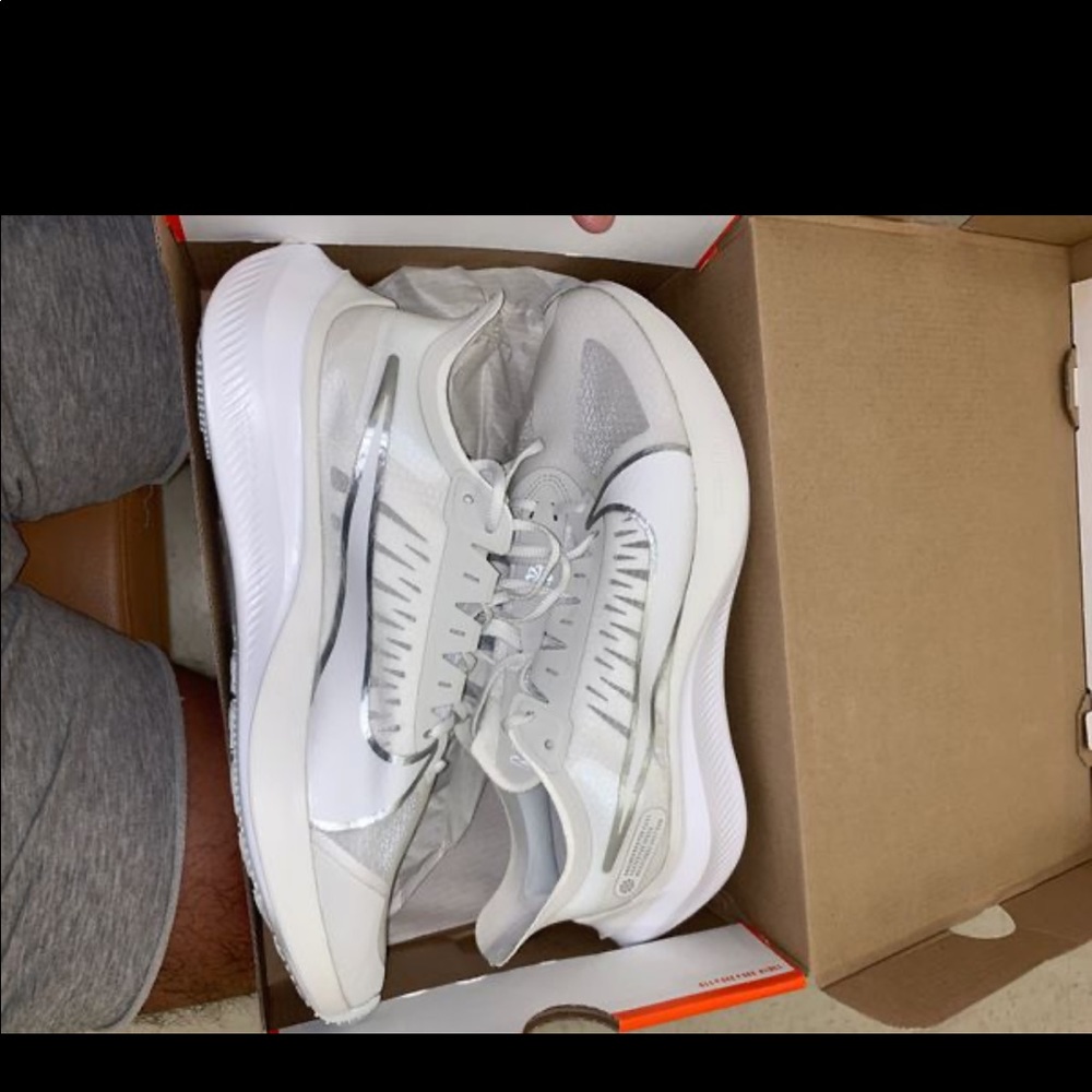 Nike zoom gravity sneakers